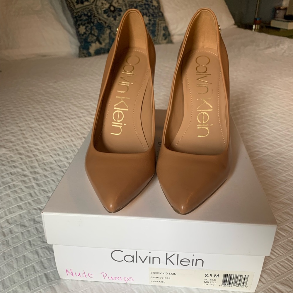 Nude pumps